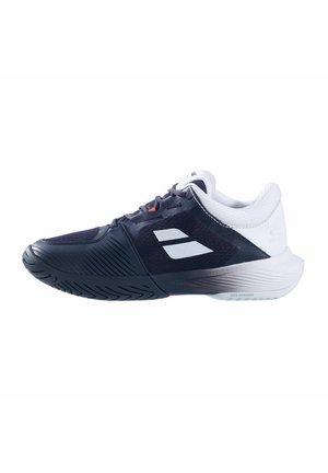 Zwart-witte sportschoen met lage schacht, gestructureerde zool, veters aan de voorkant en logo aan de zijkant, ontworpen voor sportief gebruik.