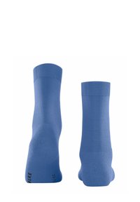Calzini blu realizzati in tessuto liscio con polsini a coste, caratterizzati da un design senza cuciture e un logo distintivo vicino al tallone.