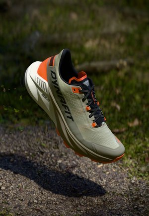 ULTRA 100 V3 - Trailové bežecké topánky - rock khaki/overcast