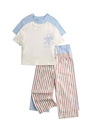Zwei Sets Kinderpyjamas mit kurzärmeligen Oberteilen und gestreiften Hosen mit elastischem Bund in Creme mit roten Streifen und Blau mit weißen Streifen.
