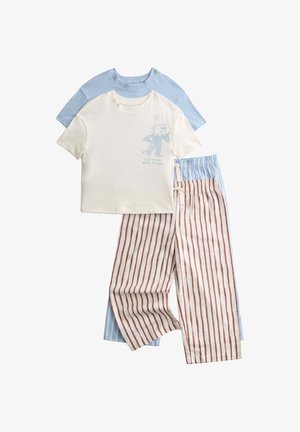 Deux ensembles de pyjamas pour enfants avec des hauts à manches courtes et des pantalons à taille élastique rayés, en crème avec des rayures rouges et en bleu avec des rayures blanches.