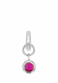 Ciondolo in argento con una pietra rosa tonda e sfaccettata, rifinito con una montatura liscia a bezzo e un anello circolare per il fissaggio.