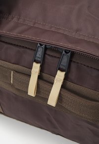 The North Face BASE CAMP VOYAGER DUFFEL 42L UNISEX - Kelioninis krepšys - smokey brown/khaki stone