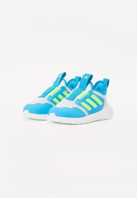 Zapatillas deportivas ligeras con parte superior de malla, que presentan acentos en azul brillante y amarillo neón, y una suela de goma blanca.