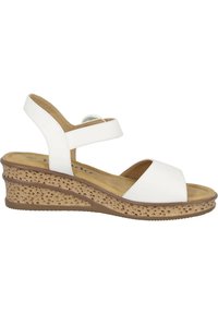 Witte wedge sandalen met twee brede banden, één over de tenen en één rond de enkel. Gecombineerde bruine zool met een geperforeerd ontwerp.
