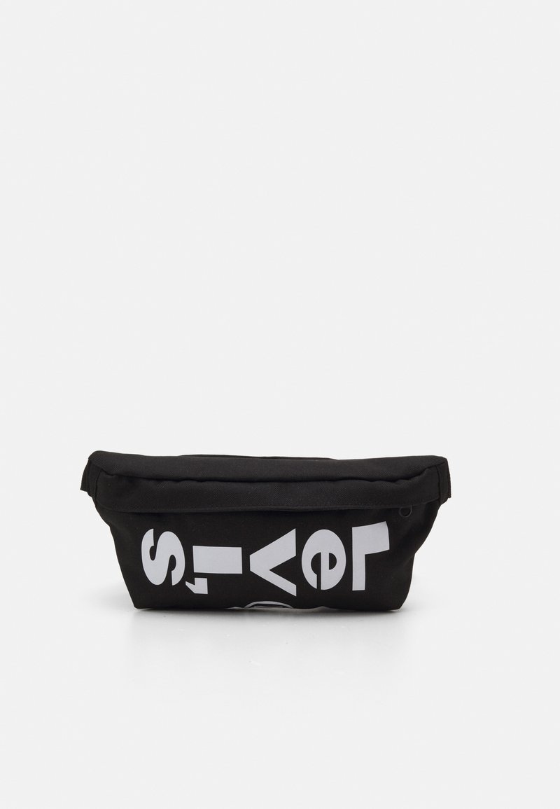 Sac banane en tissu noir avec de grandes lettres blanches épelant partiellement "Levis" sur le devant, sur fond blanc uni.