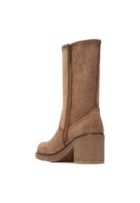 Botines de ante marrón con cremallera lateral, punta redondeada y tacón de bloque texturizado. El caño tiene un acabado suave y costuras curvadas.