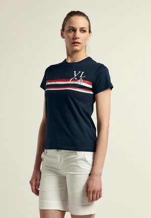 Camiseta de manga corta azul marino con rayas horizontales en blanco y rojo, con el logotipo "VLCA". Material de algodón, cuello redondo, corte clásico.