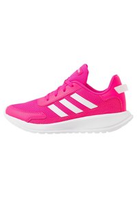 Zapatilla deportiva de color rosa brillante con suela blanca, logotipo de tres rayas blancas de Adidas en el lateral y cordones rosas.