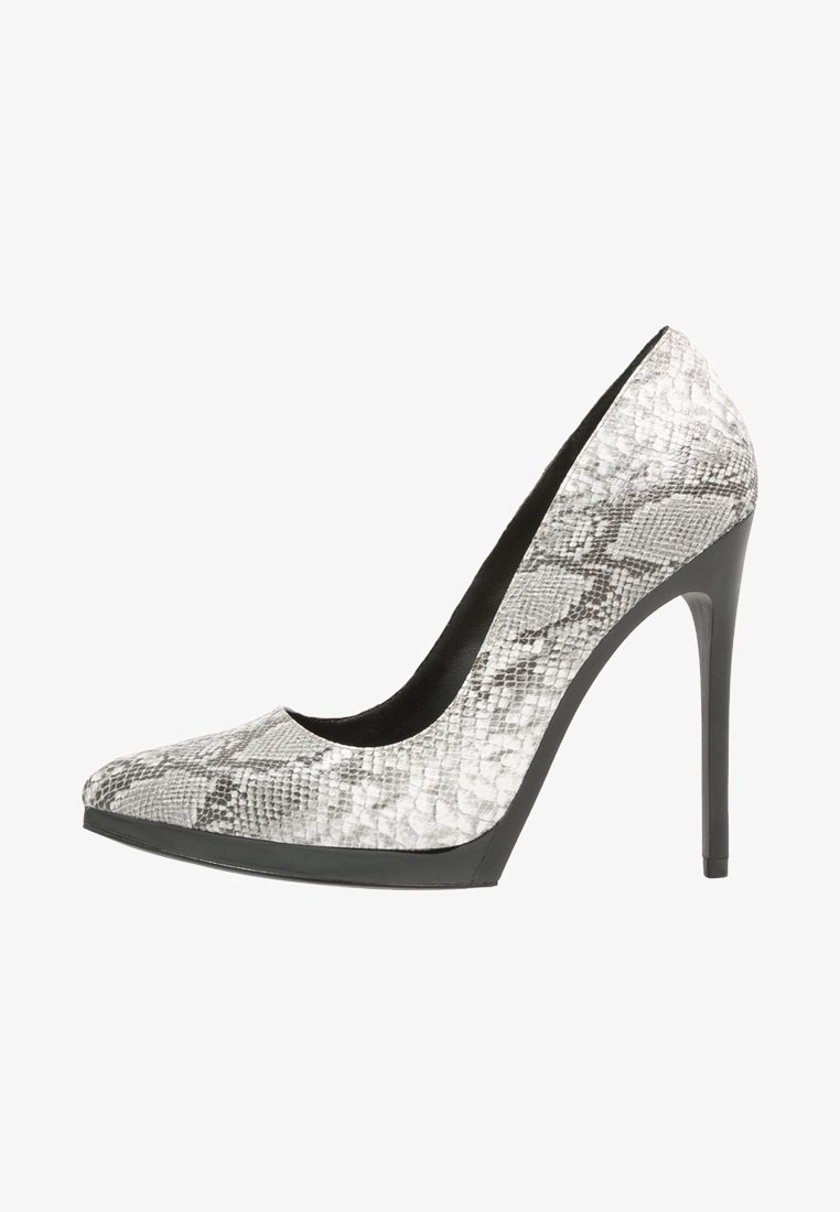Escarpin pour femmes à talon haut avec motif imprimé serpent gris et blanc et talon aiguille noir, vu de côté droit.