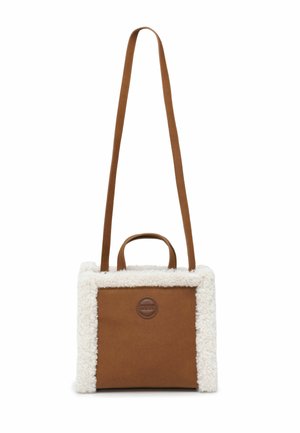 Borsa quadrata marrone con tracolla lunga e bordo bianco soffice lungo i bordi e il manico superiore, davanti con un logo rotondo a toppa.