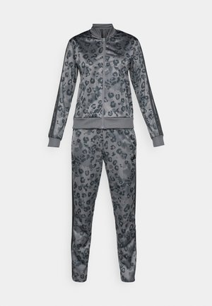 Grijze trainingsoutfitset van soepel materiaal, voorzien van een luipaardprintpatroon, met een ritsjack en bijpassende broek, beide met zwarte accenten.