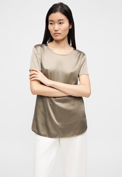 Top de cetim verde-oliva com mangas curtas, decote redondo e ajuste descontraído, com textura suave e detalhes na bainha lateral.