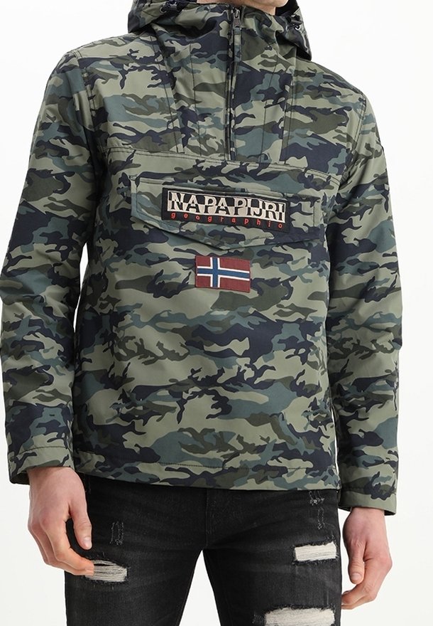 Giacca a pullover con motivo camouflage, con colletto con zip, cappuccio e patch logo sul davanti. Presenta un accento con bandiera norvegese e due tasche davanti.
