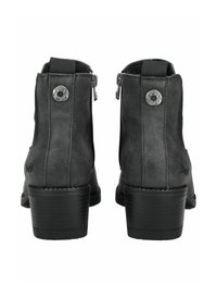 Černé kotníkové boty s hladkým matným povrchem. Mají boční zipy, kulaté stříbrné kovové doplňky a navýšenou podrážku pro větší výšku.