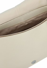 Sac à main en cuir beige avec une finition texturée, disposant d'un rabat supérieur lisse et d'une poche intérieure zippée. Agrémenté d'un fermoir à pression en argent.