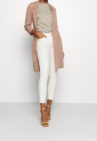 ONLY Vaqueros pitillo - off-white