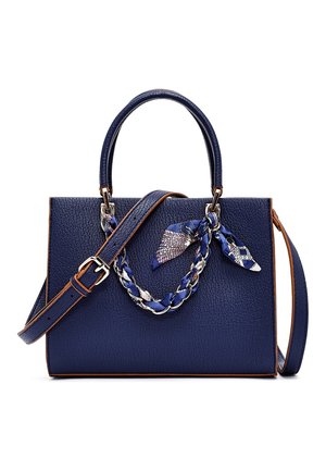 Granatowa torebka o fakturze, z górnymi uchwytami, odpinanym paskiem na ramię, plecioną apaszką przywiązaną do uchwytu oraz brązową lamówką.