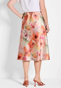 Gonna midi floreale con finitura satinata, in un motivo astratto di fiori rosa, arancioni e verdi, con una vita elasticizzata.