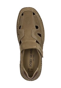 Světlé hnědé kožené a síťované sandály s výřezovými vzory, suchým zipem a hnědým prošíváním. Texturovaná stélka a značka uvnitř obuvi.