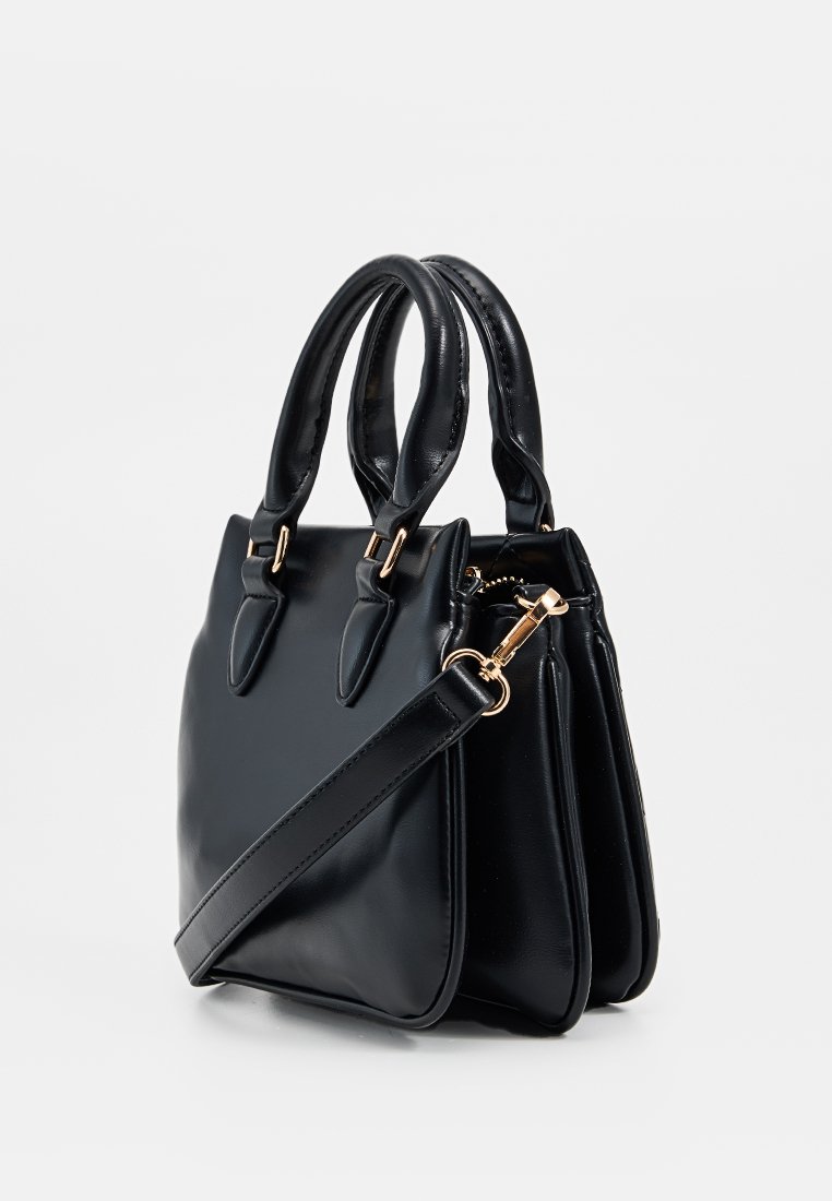 Schwarze Lederhandtasche mit zwei gepolsterten Griffen, abnehmbarem Schulterriemen, goldfarbener Hardware und strukturiertem Design mit mehreren Fächern.