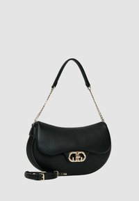 Borsa a mano in pelle nera dalla forma curva, con chiusura oro, tracolla e dettagli a catena. Texture liscia.