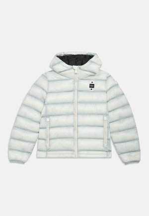 Obrobljena bela jakna s kapuco, ki ima horizontalne modre črte, zadrgo spredaj in dva stranska žepa. Črna notranja podloga.