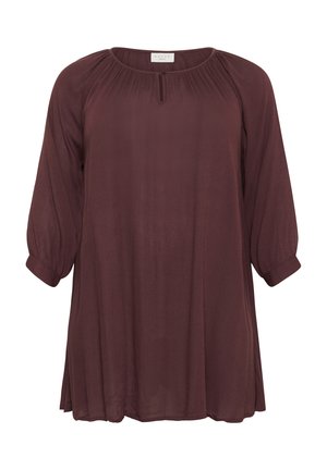 Blouse bordeaux avec un col rond, des manches trois-quarts et des détails froncés. Fabriquée en tissu léger et fluide avec une coupe ample.