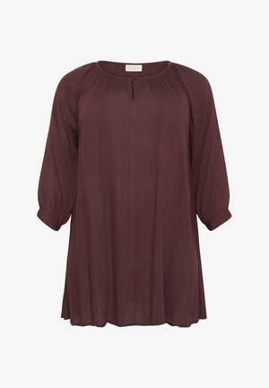 Bordeauxblouse met een ronde halslijn, driekwartmouwen en geplooide details. Gemaakt van licht, vloeibaar stof met een losse pasvorm.