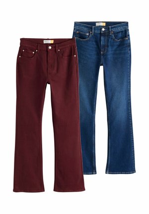 Due paia di jeans bootcut, uno rosso scuro e uno blu classico, mostrati distesi con tasche frontali e chiusure con bottoni visibili.