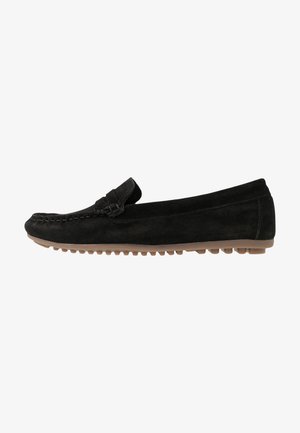 Schwarze Wildleder-Loafer mit moccasinartiger Nahtdetail, flexiblem Gummisohle und einem dekorativen Lederriemen über dem Vorderfuß.