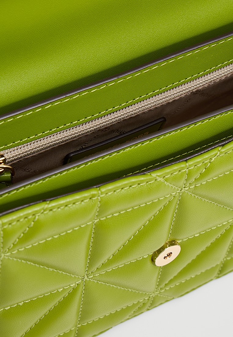 Groene, gevoerde leren tas met een geometrisch patroon, bovenste rits sluiting en gouden hardware accenten. Soepele textuur en gestructureerd ontwerp.