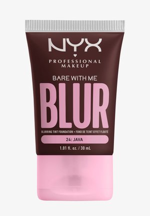 NYX Bare With Me Blur foundation in een donkere bruine knijptube met een roze basis, voorzien van grote witte tekst en een zilveren dop.