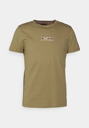 Korte mouw olijfgroen T-shirt met ronde hals en "TOMMY HILFIGER"-logo in witte letters op de borst gedrukt.