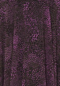 Černá tkanina s nepravidelnými fialovými skvrnami v různě hustých shlucích, vytvářejícími abstraktní vzor zvířecího tisku.