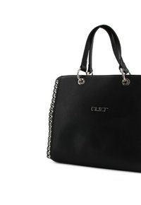 Borsa a tracolla in pelle nera con occhielli in argento sui lati, doppio manico e logo in metallo "CULT" al centro davanti.