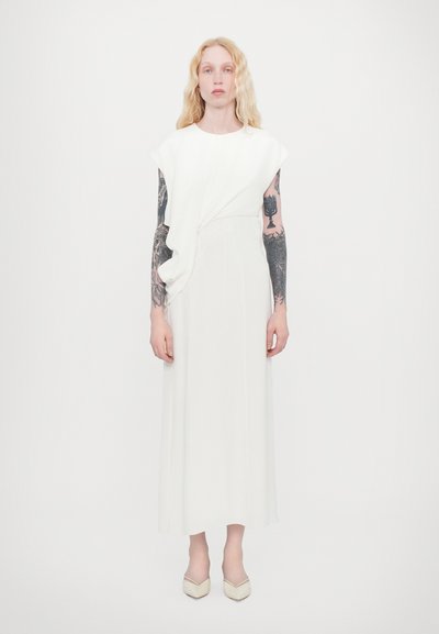 Weißes Midi-Kleid mit einem drapierten, asymmetrischen Oberteil und glatter Textur, das halblange Ärmel und eine taillierte Passform aufweist. Schlichtes Design ohne sichtbare Muster.