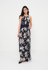 Tengerészkék virágos maxi ruha halter nyakkivágással, rózsaszín és zöld rózsákkal, testhez simuló felsőrésszel és omlós szoknyával. Csipkével díszítve.