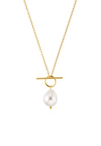 Gouden ketting met een ronde sluiting en een druppelvormige witte parelhanger met een glanzend oppervlak.