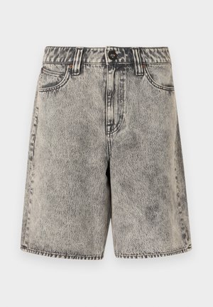 Hoch taillierte, acid-washed graue Jeansshorts mit vorderem Knopf, Reißverschluss, Gürtelschlaufen und zwei Vordertaschen auf weißem Hintergrund.