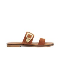 Bruine suède slide sandalen met twee brede banden en een gouden gesp-accent, met een platte zool en gestikte details langs de rand.