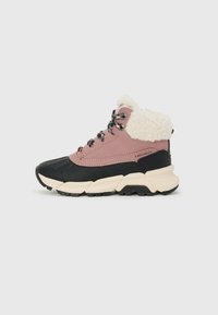 Sneaker alta con design rosa e nero, dotata di un collo bianco soffice, parte superiore testurizzata e suola in gomma spessa. Lacci neri con accenti argentati.