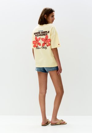 PULL&BEAR FLOWER GRAPHIC - T-shirt imprimé - light yellow