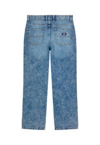 Jean droit en denim bleu vu de dos avec deux poches et un petit patch logo sur la poche droite.