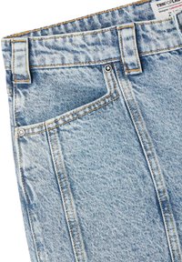 Jeans in denim azzurro con cuciture arancioni, dotati di tasca frontale, passanti per cintura e un'etichetta con il marchio sulla vita.