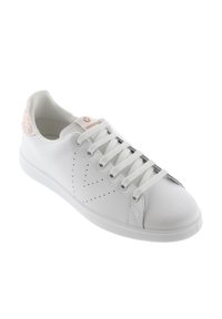 Basket blanche en cuir lisse, avec un design perforé et un accent pailleté rose au talon. Comprend des lacets blancs et un logo.