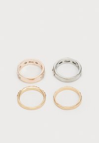 Négy gyűrűből álló készlet: két aranyszínű, egy ezüst, egy rose gold. Különböző szélességek és textúrák, sokszögletű és kis díszítőelemekkel.