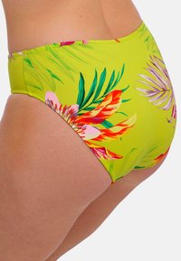 Tanga s vysokým pasem v jasně limetkové barvě, zdobená barevnými tropickými květinovými vzory a hladkým povrchem. Bez viditelného kovového prvku.