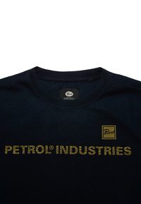 Sötétkék pamut póló kerek nyakkivágással. Jellemzője a feltűnő, aranyszínű "PETROL® INDUSTRIES" felirat és egy kis logócímke a nyakkivágásban.