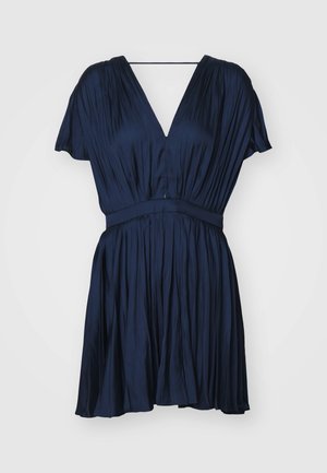 Granatowa sukienka z gładkiego materiału, z dekoltem w kształcie litery V, krótkimi falbaniastymi rękawami, elastycznym pasem w talii oraz marszczoną spódnicą z zakładkami.